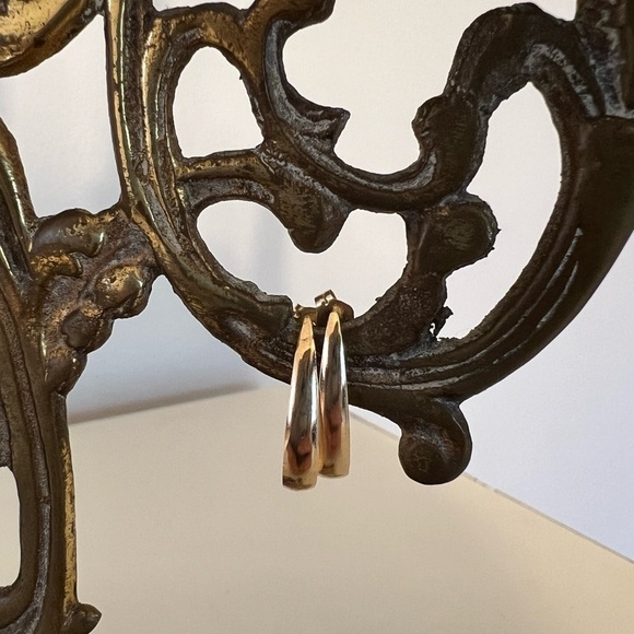 Vintage 14K Gold J-Hoop Earrings .49 grams - Picture 1 of 7